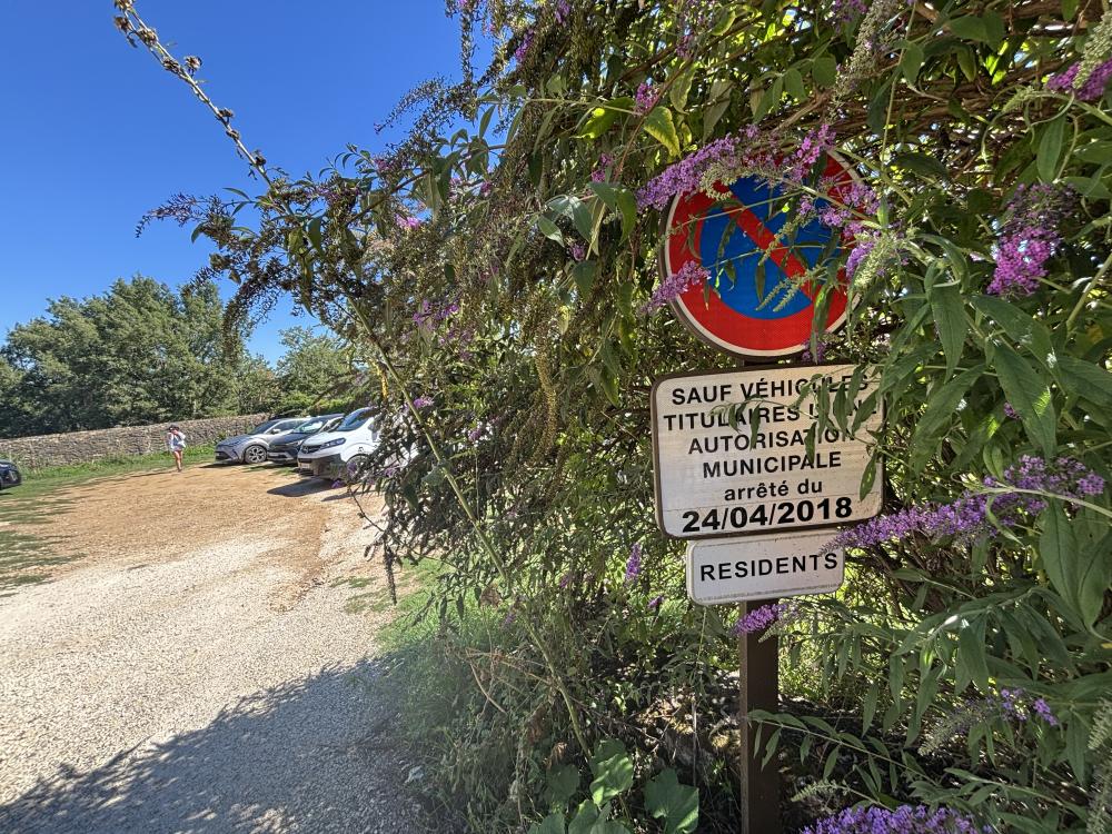RARE à Domme - la maison bénéficie d'un parking réservé aux résidents (à 60m)