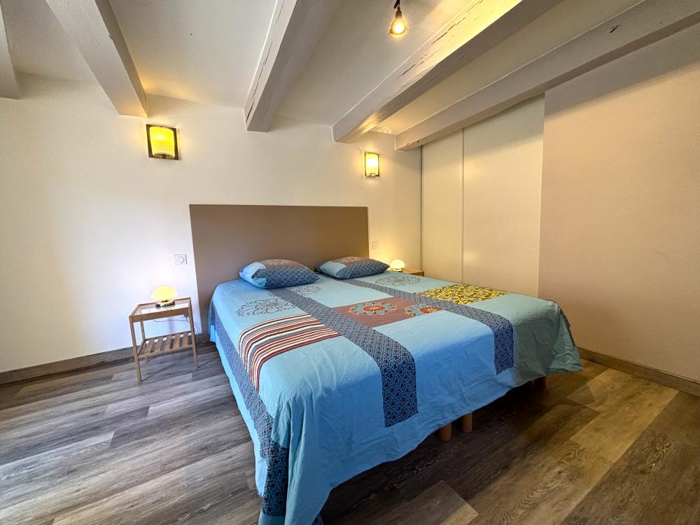 La seconde chambre double se situe au niveau inférieur de la maison 