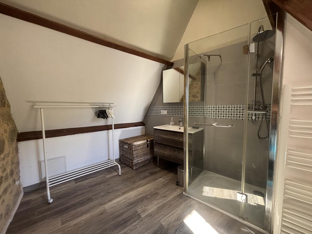 elle bénéficie d'une grande salle d'eau privative 