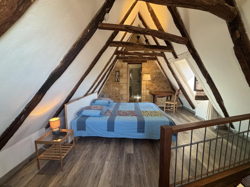 La première chambre double (avec clim) se situe au 1er étage de la maison 