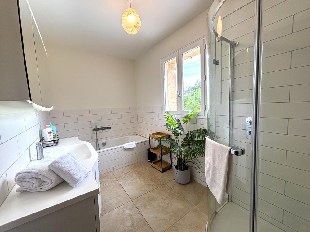 la salle de bain à l'étage 