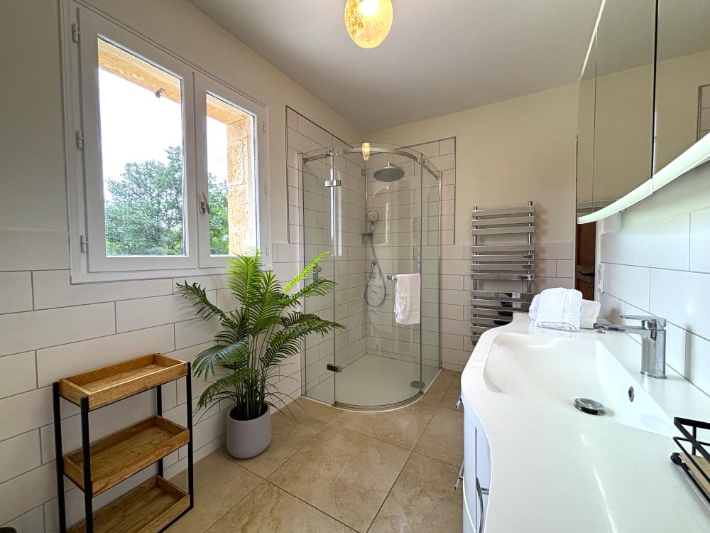 a salle de bain à l'étage 