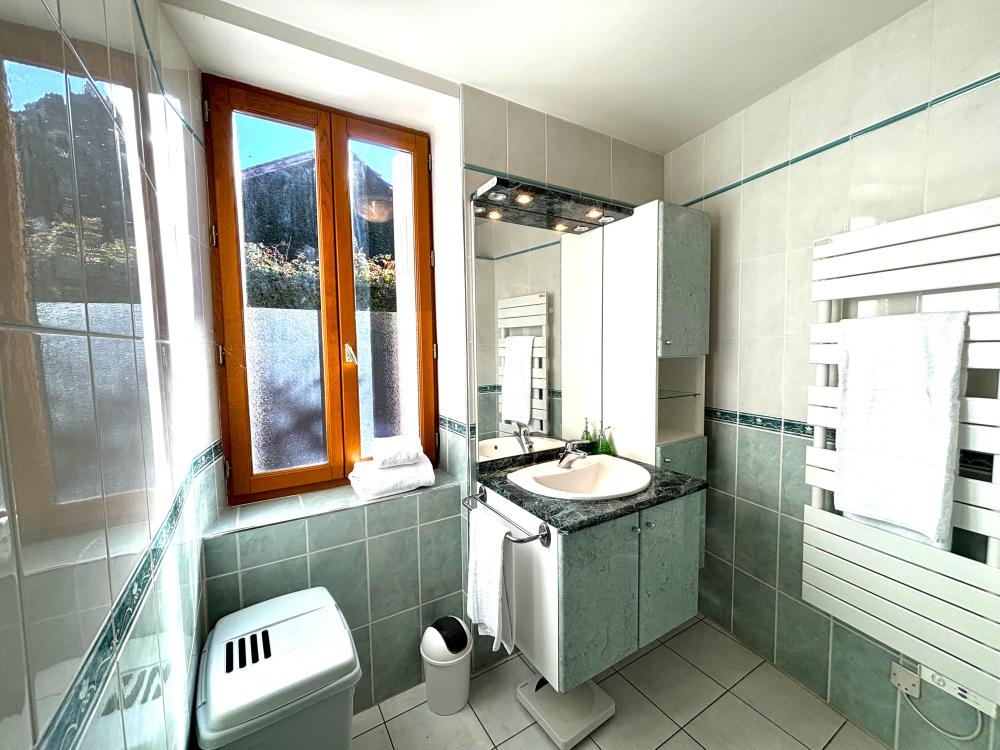 la salle de bain attenante 