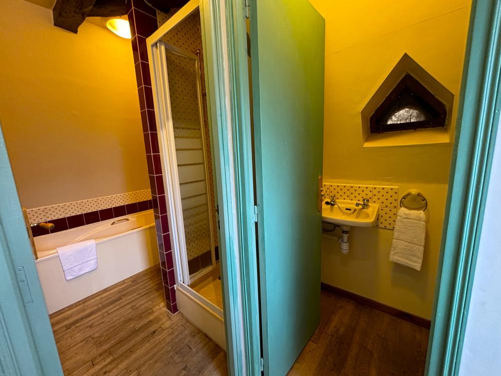 La petite salle de bain attenante 