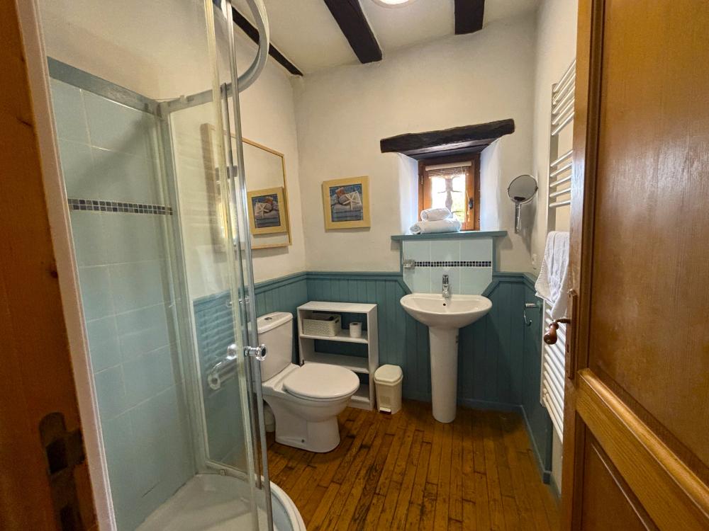 Elle bénéficie de sa salle de bain privative 