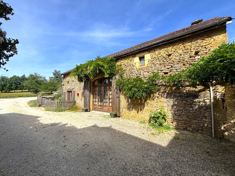 la Grange de Poncet est une belle batisse en pierres blondes du périgord 