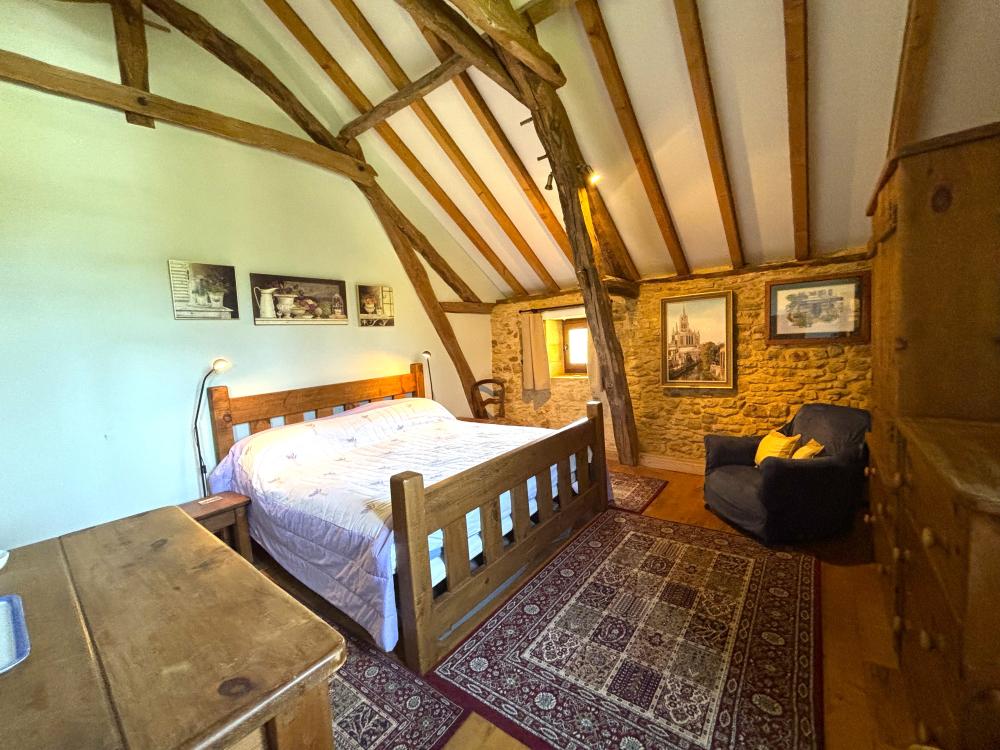 La première chambre double offre un très grand lit double 