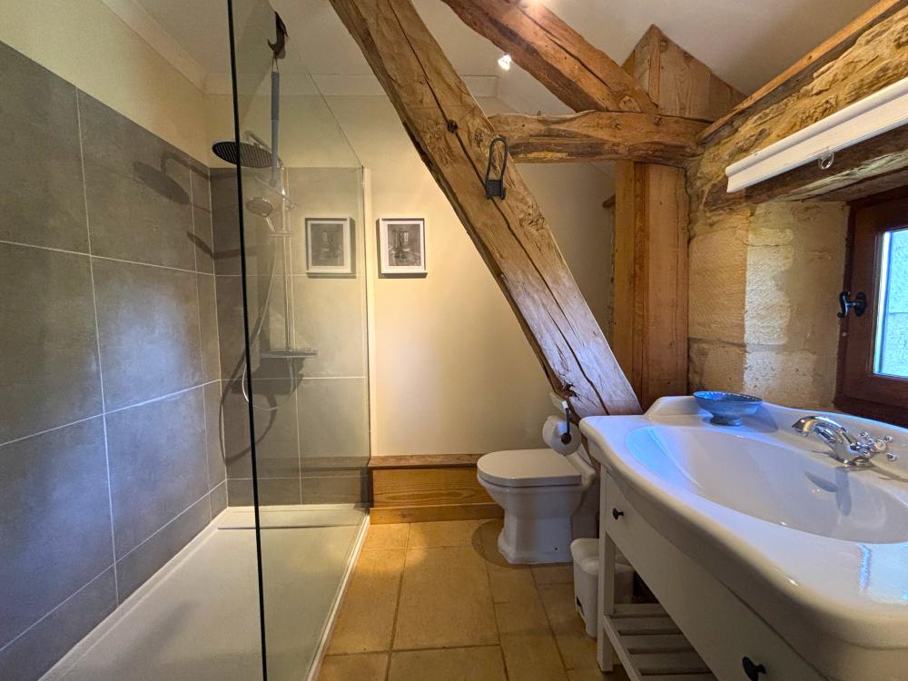 Elle bénéficie d'une toute nouvelle salle d'eau