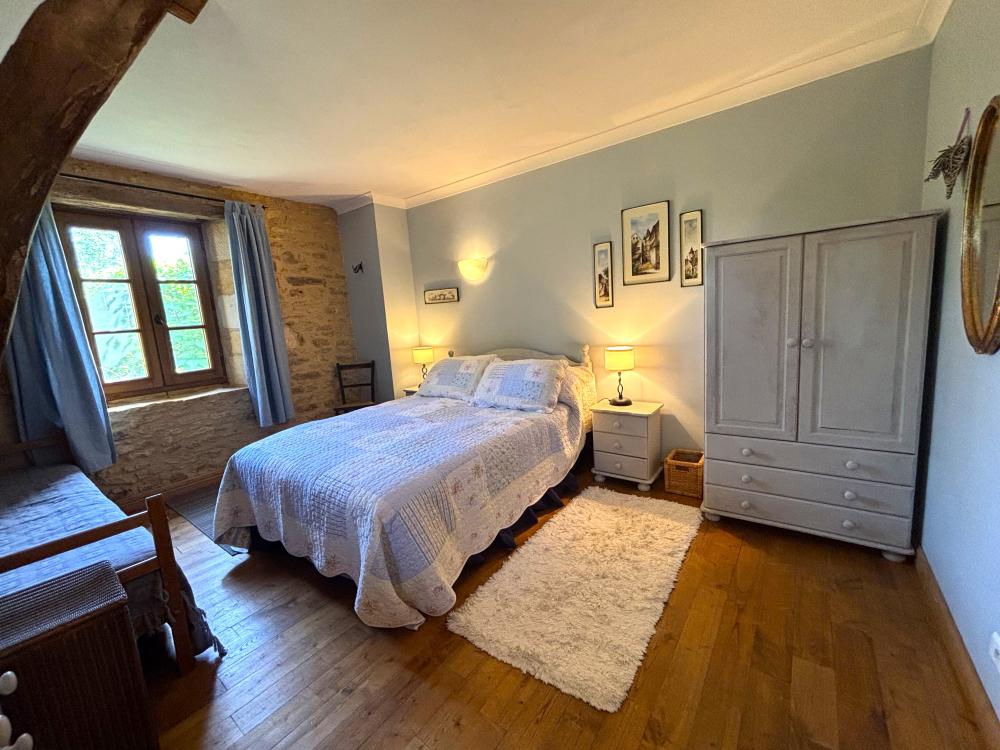 La seconde chambre familiale avec un lit double et un lit simple 