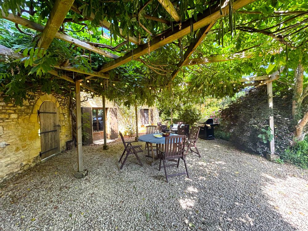 La terrasse à l'ombre de la glycine 