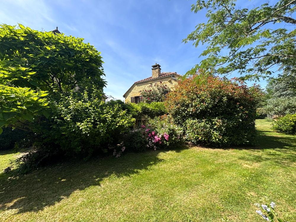 La maison vue depuis son jardin clos 