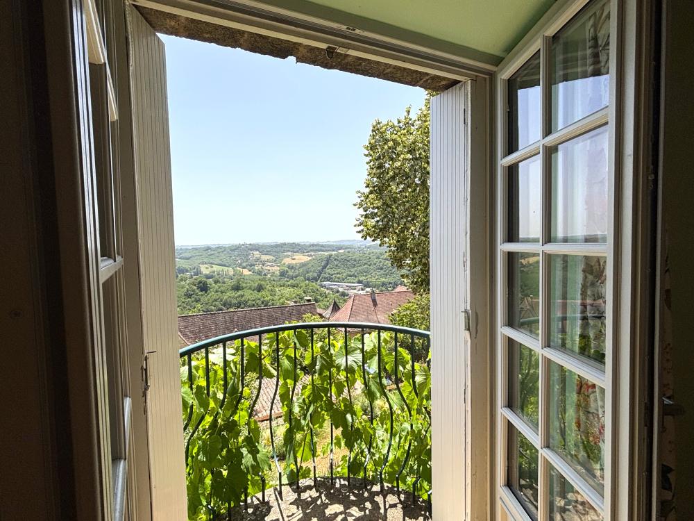 Elle bénéficie d'une superbe vue sur la vallée et la jardin 