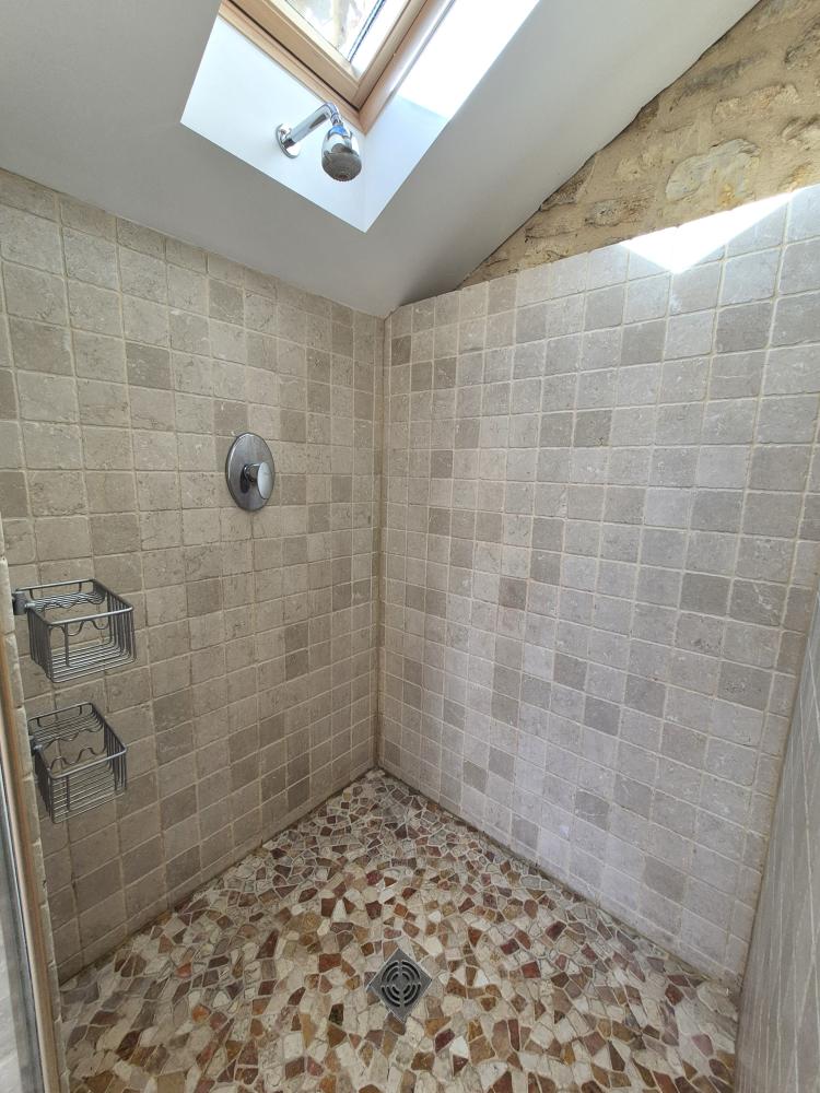 et grande douche à l'italienne