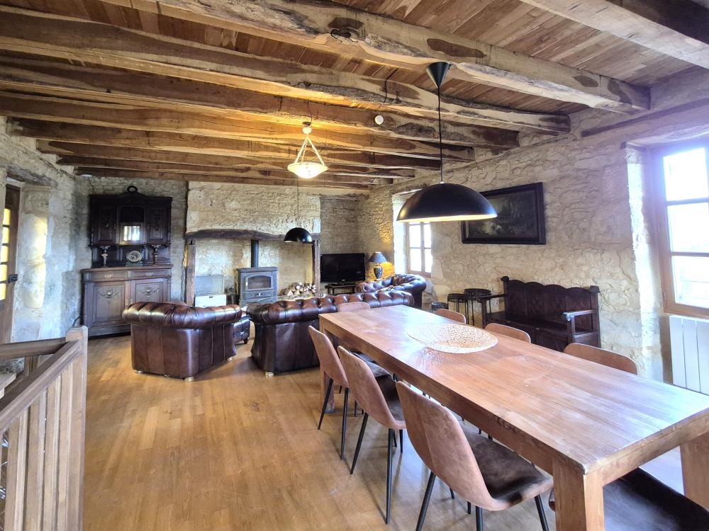 une grande table pour manger