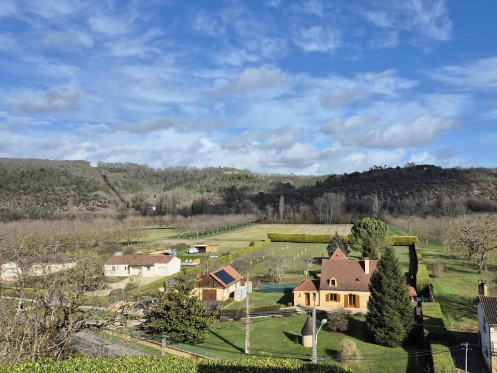vue de la maison principale sur la vallée