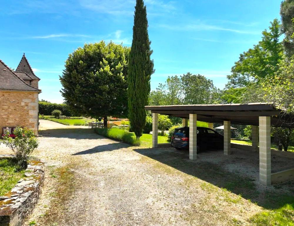 Le carport et l'espace parking 