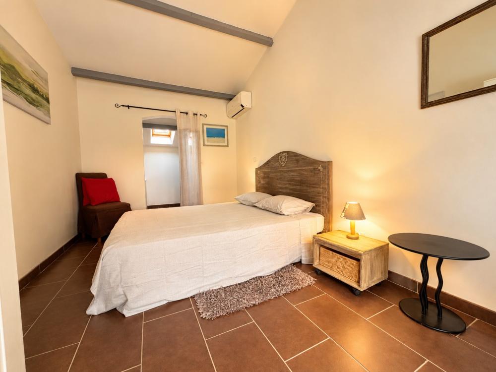 La cinquième chambre d'amis avec un couchage double