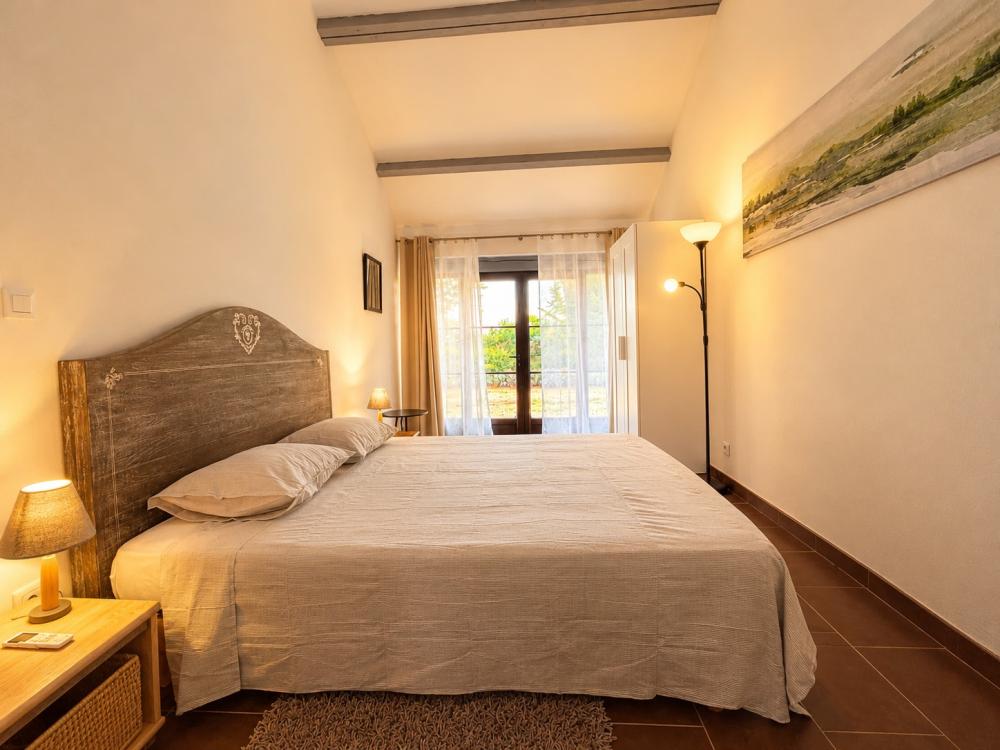 La cinquième chambre d'amis avec un couchage double