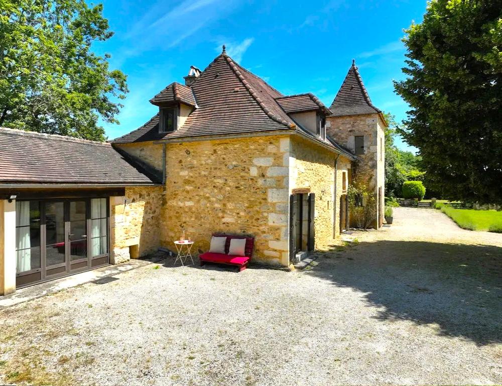 La cinquième chambre d'amis est indépendante, située à l'entrée de la maison