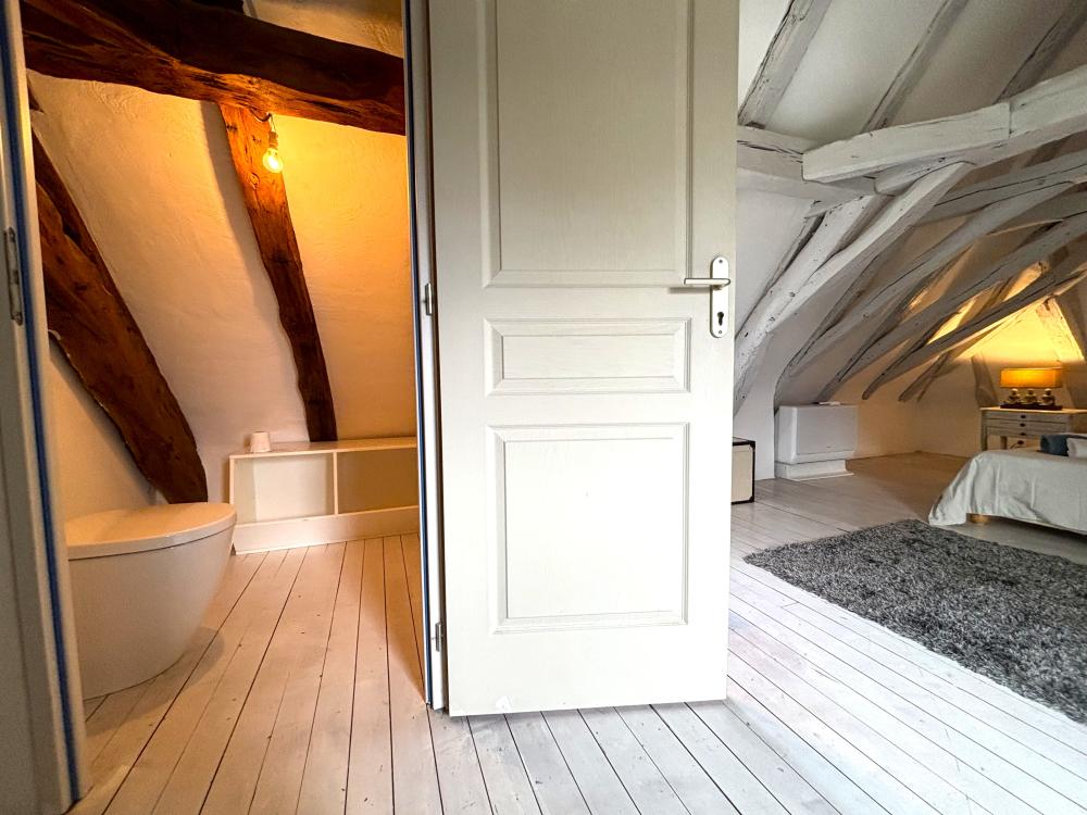 Elle bénéficie d'un lavabo et de toilettes 