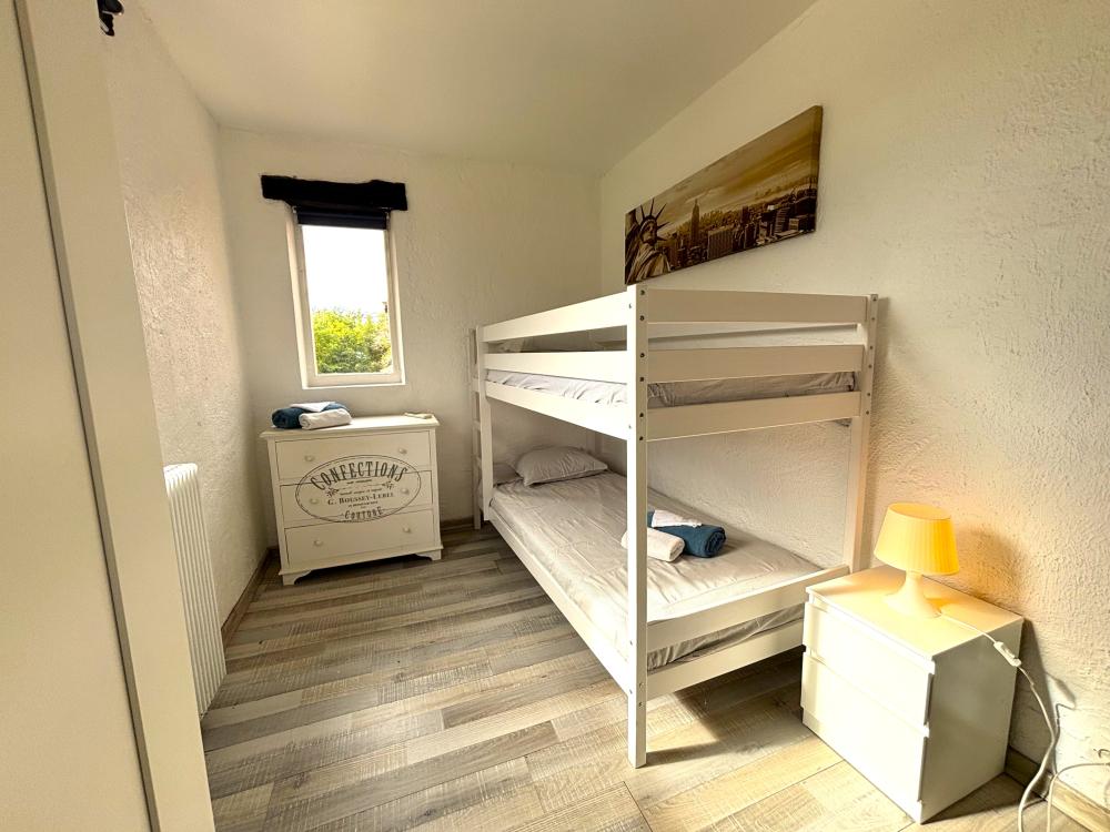 La quatrième chambre avec lit superposé à l'étage 