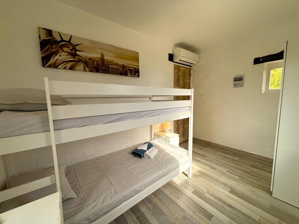 La quatrième chambre avec lit superposé à l'étage