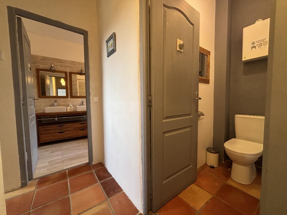 Les toilettes séparées en RDC