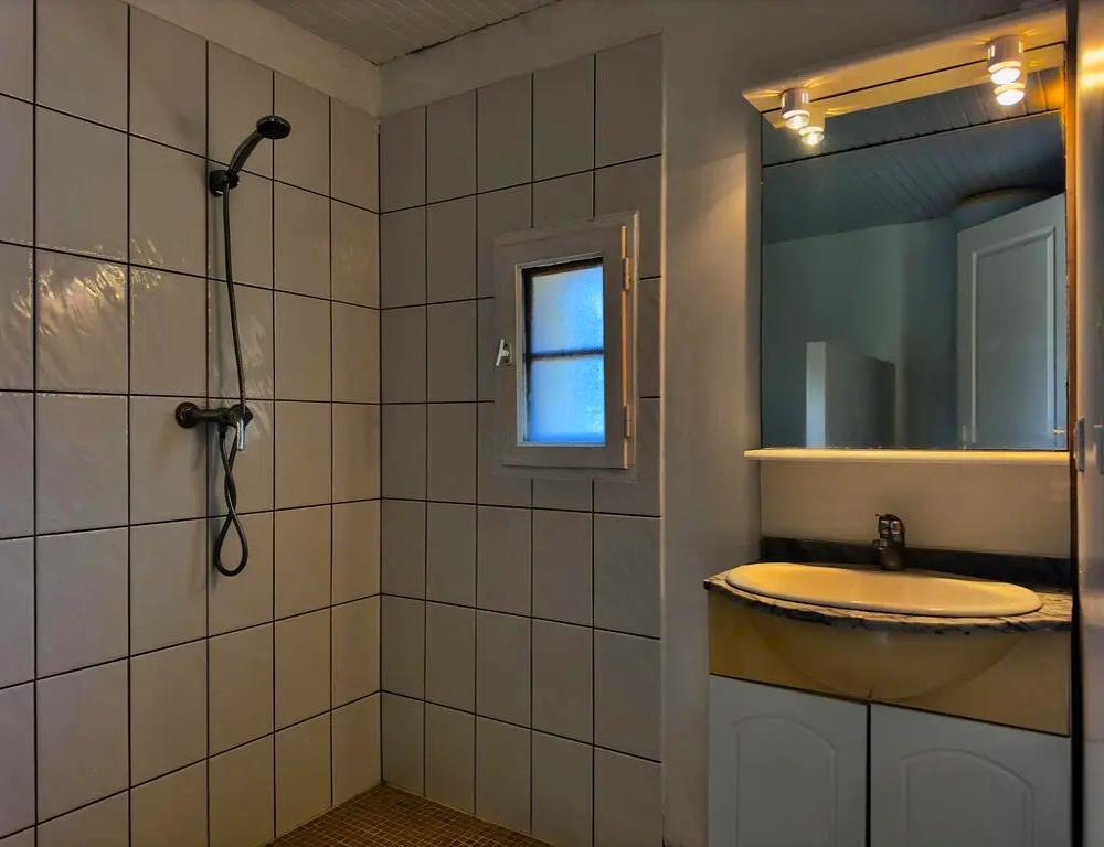 et sa salle d'eau 