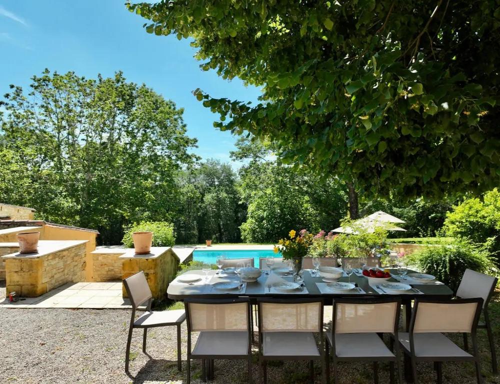 La terrasse repas aux abords de la maison 