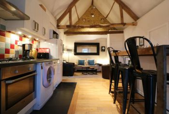 The Cottage : the kitchen and dining area 