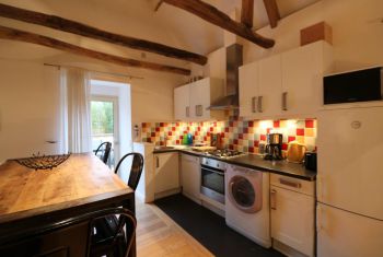 The Cottage : the kitchen and dining area 