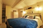The Cottage : the double bedroom at living floor