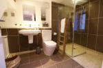 The Cottage : the bathroom at lower floor 