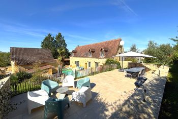 Vue sur la Longere et le gite depuis la terrasse surplombant la piscine 