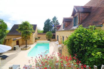 la piscine, le cottage et la maison  vus depuis la grande terrasse surplombant la piscine 