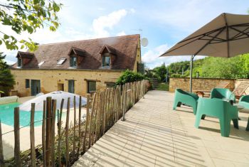 la maison principale depuis la terrasse surplombant la piscine 