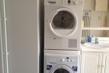 The laundry room with washing machine and tumble dryer