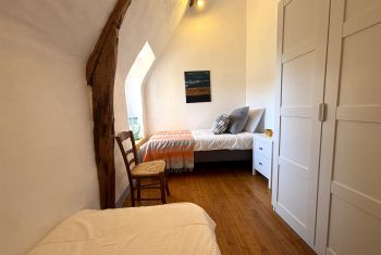 La chambre avec deux lits simples