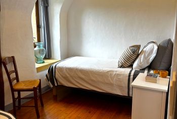 La chambre avec deux lits simples