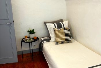 La chambre avec deux lits simples