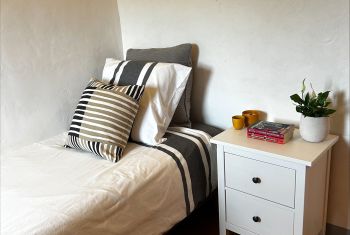 La chambre avec deux lits simples
