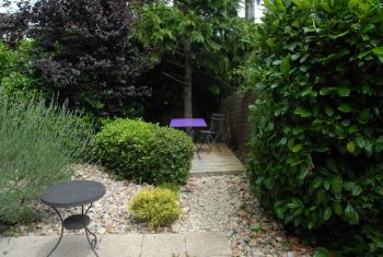 La terrasse avec des coins pour manger...