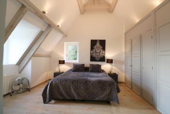 La chambre avec lit double à l'étage 