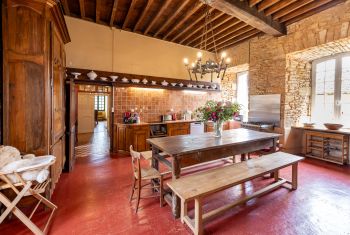 La grande cuisine parfaitement équipée 