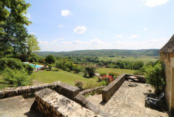 la spendide vue depuis la terrasse de la maison au toit de lauzes 