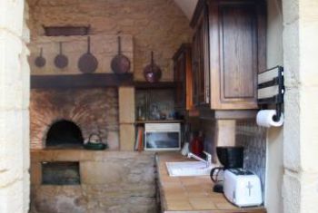 La cuisine avec son antique four à pain