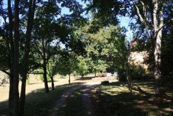 un petit chemin privé vous conduit à la maison 