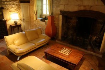 Le confortable salon avec sa cheminée