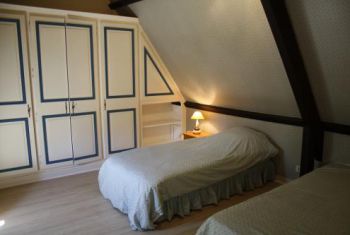 la chambre avec deux lits simples à l'étage 