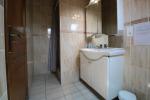 it benefits from its ensuite shower room and toilet